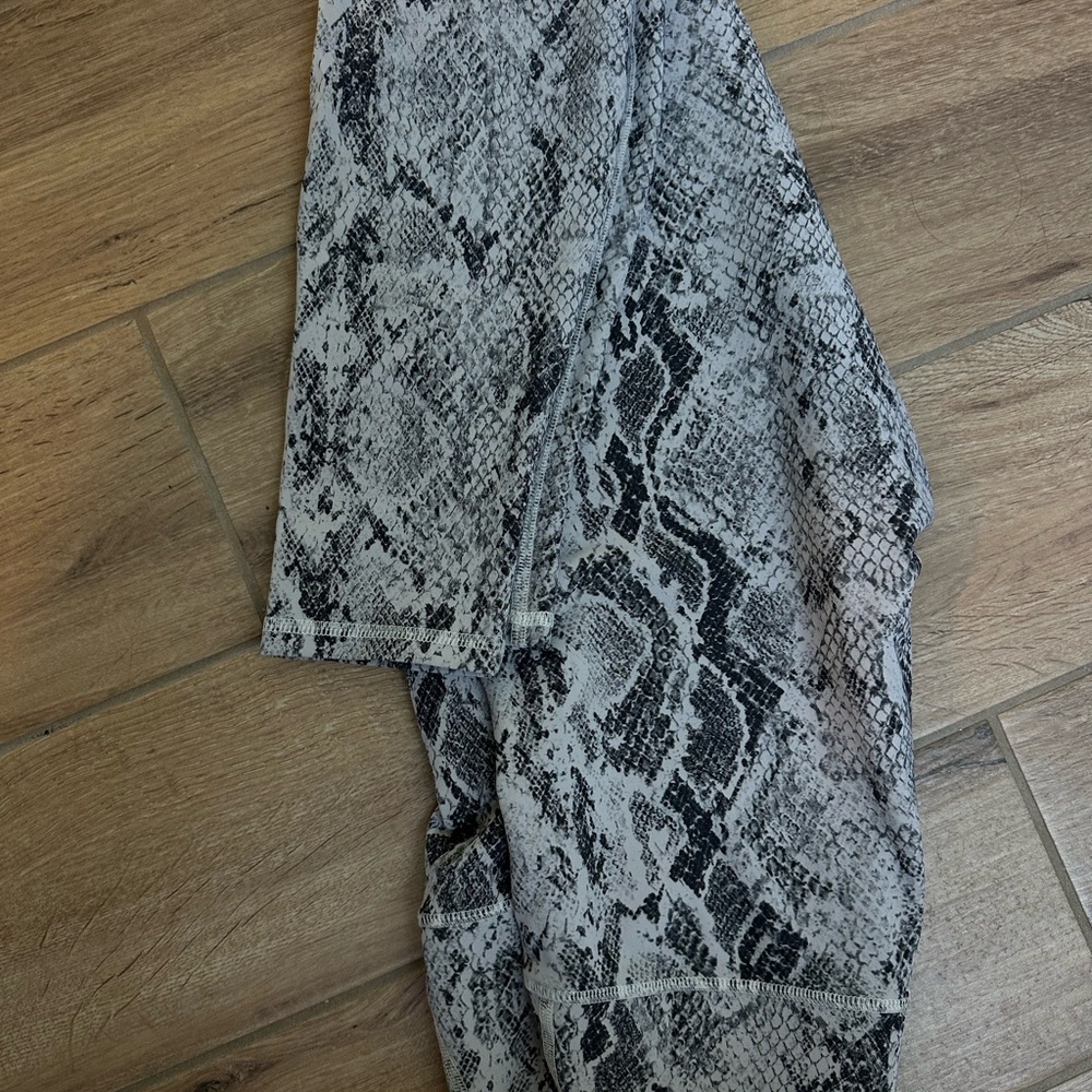 ALO Yoga Gray Snake Print Leggings